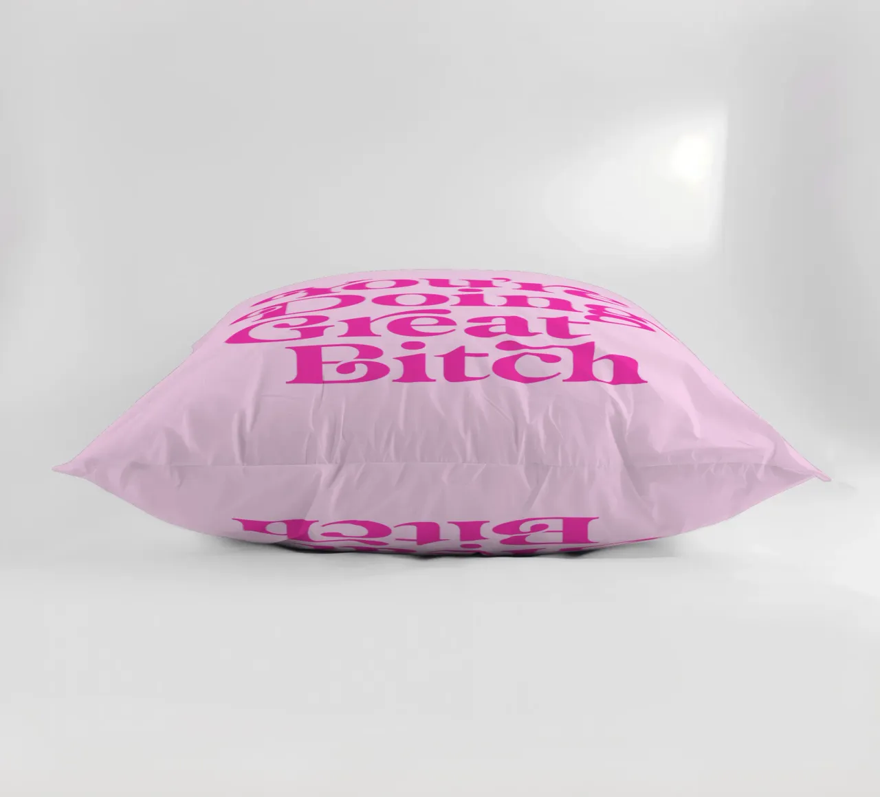 Stampa tipografica rosa Sassy You're Doing Great Bitch cuscino da THE MOTIVATED TYPE