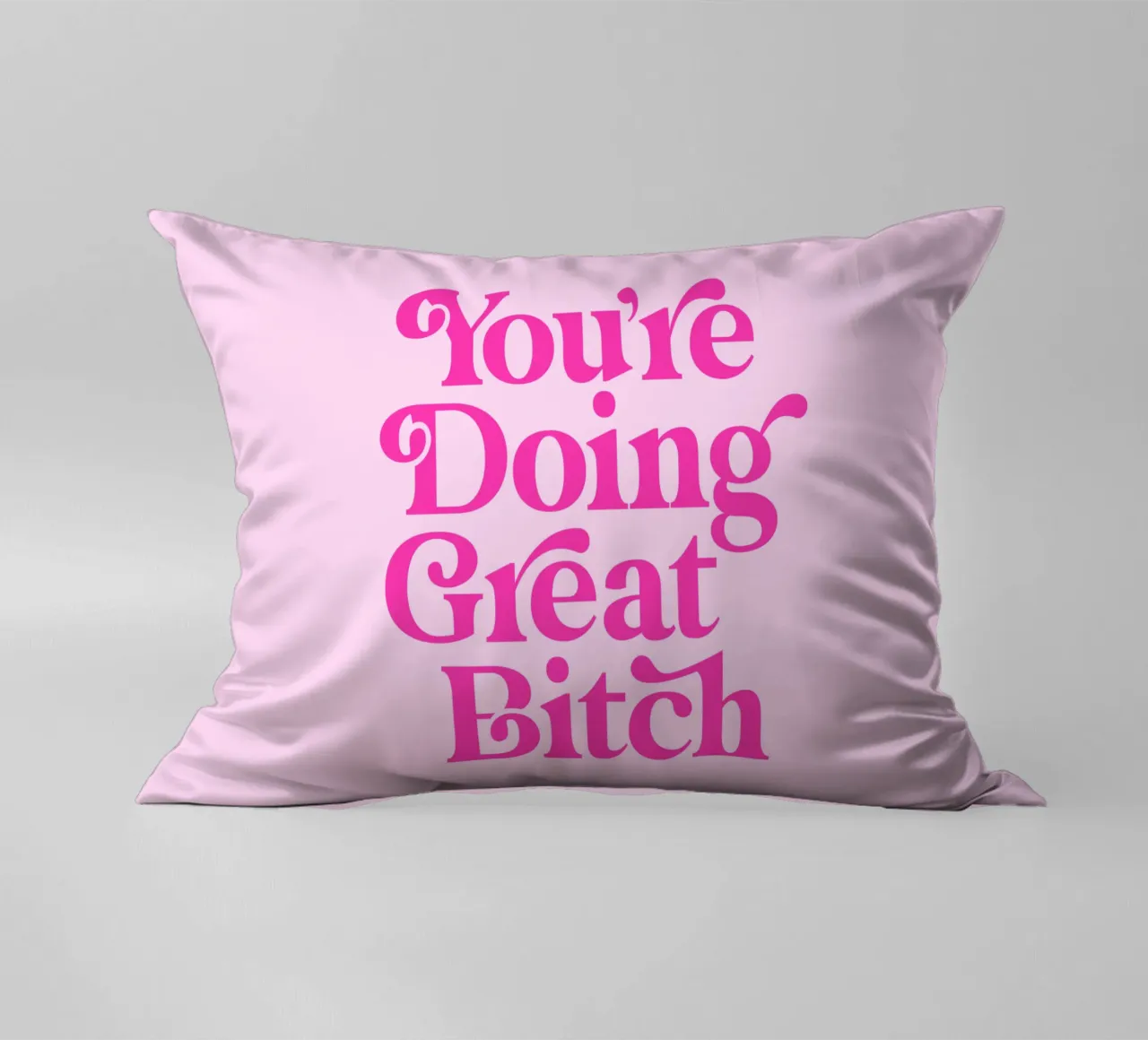 Stampa tipografica rosa Sassy You're Doing Great Bitch cuscino da THE MOTIVATED TYPE