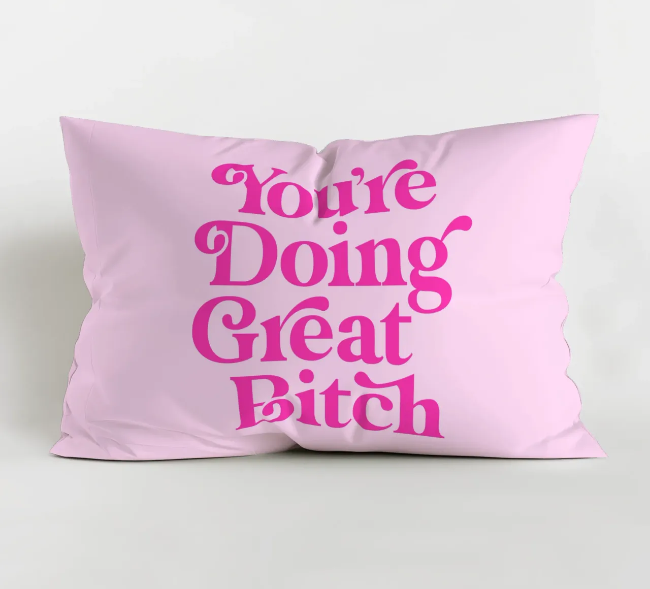 Stampa tipografica rosa Sassy You're Doing Great Bitch cuscino da THE MOTIVATED TYPE