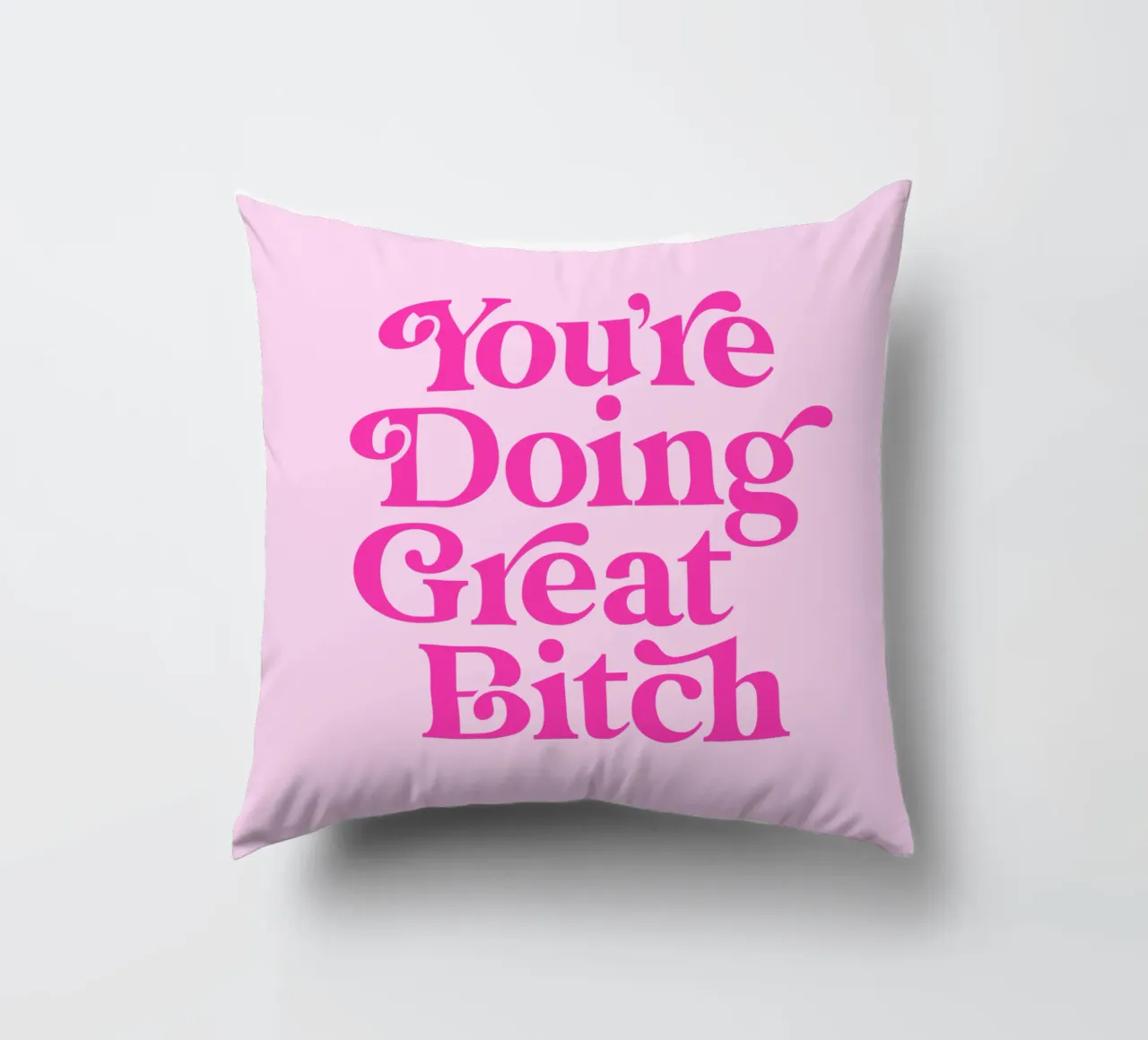 Stampa tipografica rosa Sassy You're Doing Great Bitch cuscino da THE MOTIVATED TYPE