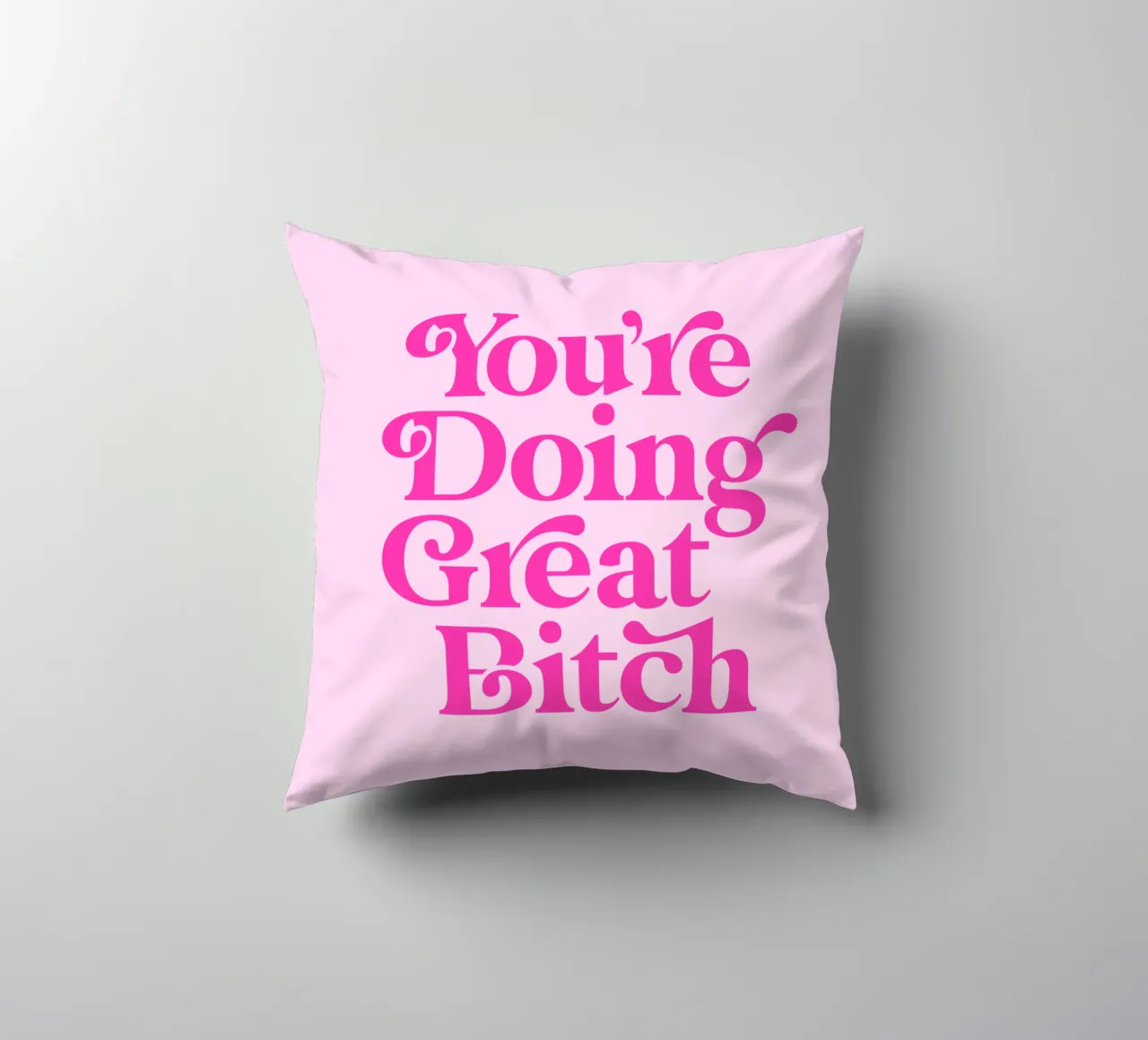 Stampa tipografica rosa Sassy You're Doing Great Bitch cuscino da THE MOTIVATED TYPE