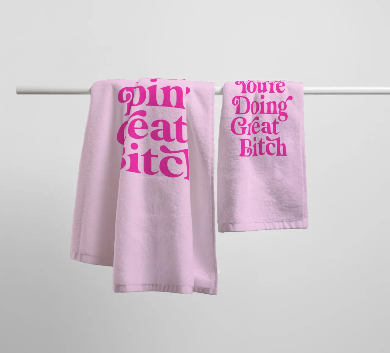 Stampa tipografica rosa Sassy You're Doing Great Bitch asciugamano da bagno da THE MOTIVATED TYPE