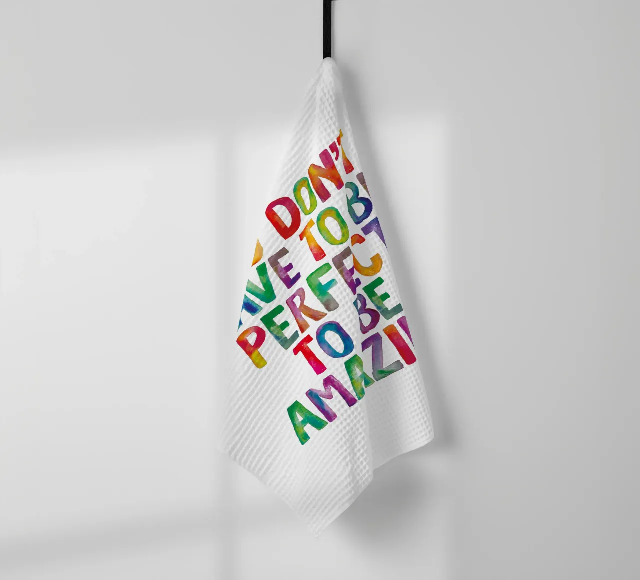 Du musst nicht perfekt sein, um erstaunlich zu sein Regenbogen-Druck Geschirrtuch von THE MOTIVATED TYPE