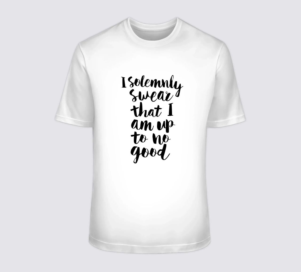 Giuro solennemente che non sto combinando nulla di buono Typography Design t-shirt da THE MOTIVATED TYPE
