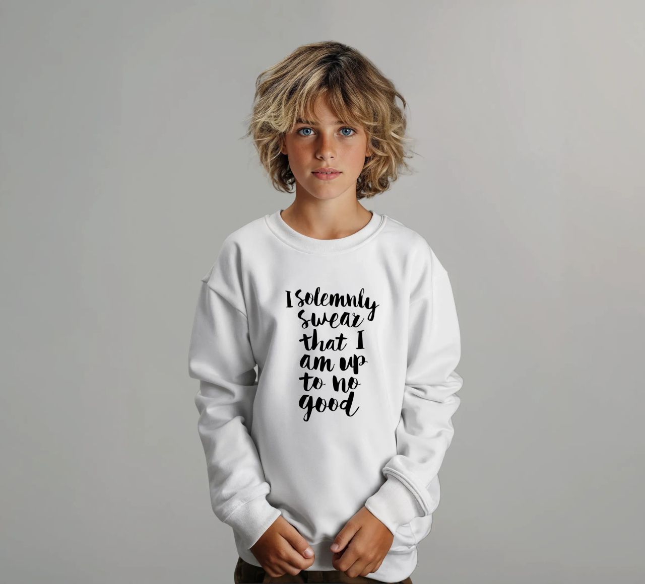 Giuro solennemente che non sto combinando nulla di buono Typography Design felpa bambino da THE MOTIVATED TYPE