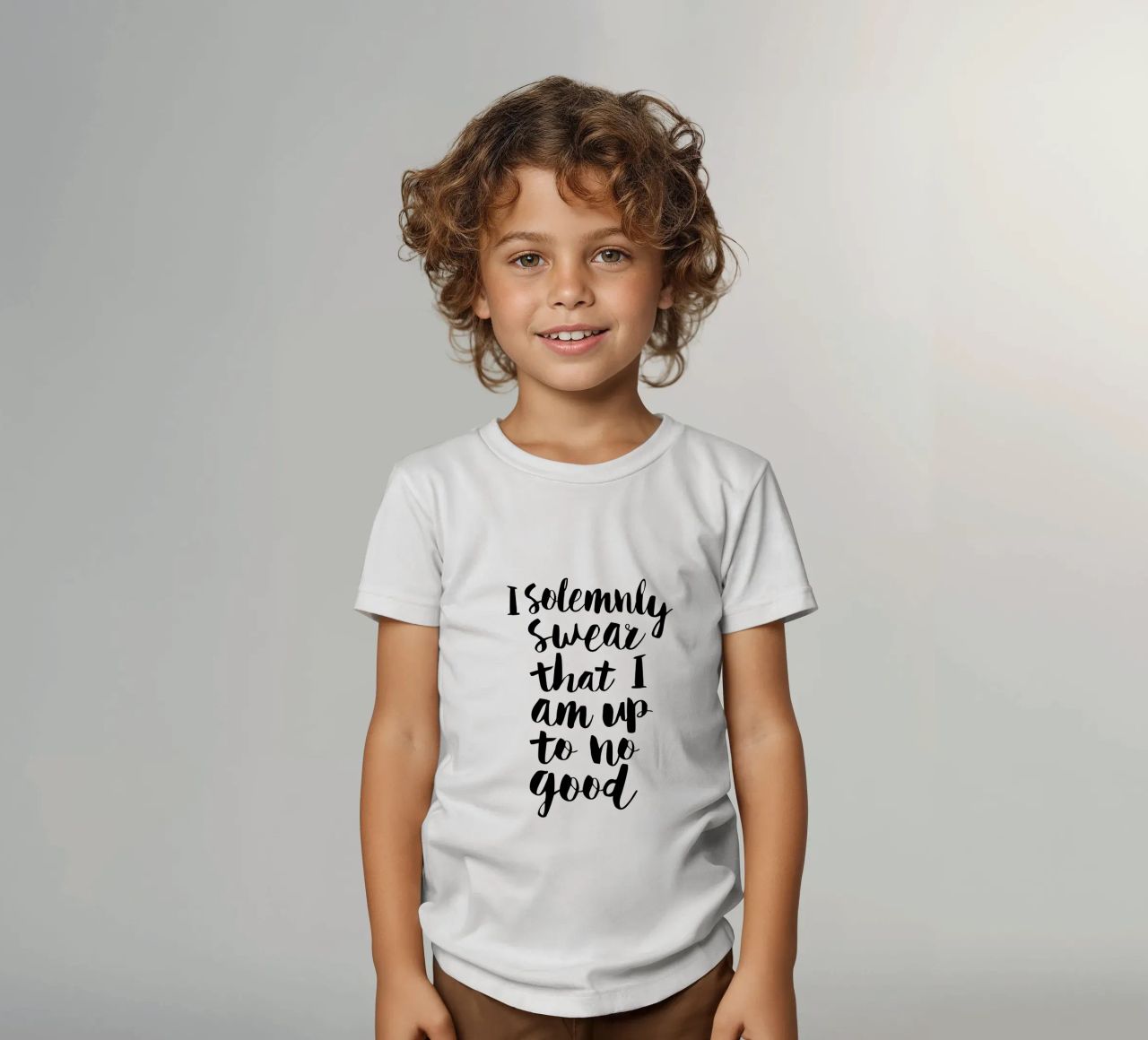 Giuro solennemente che non sto combinando nulla di buono Typography Design t-shirt bambini da THE MOTIVATED TYPE