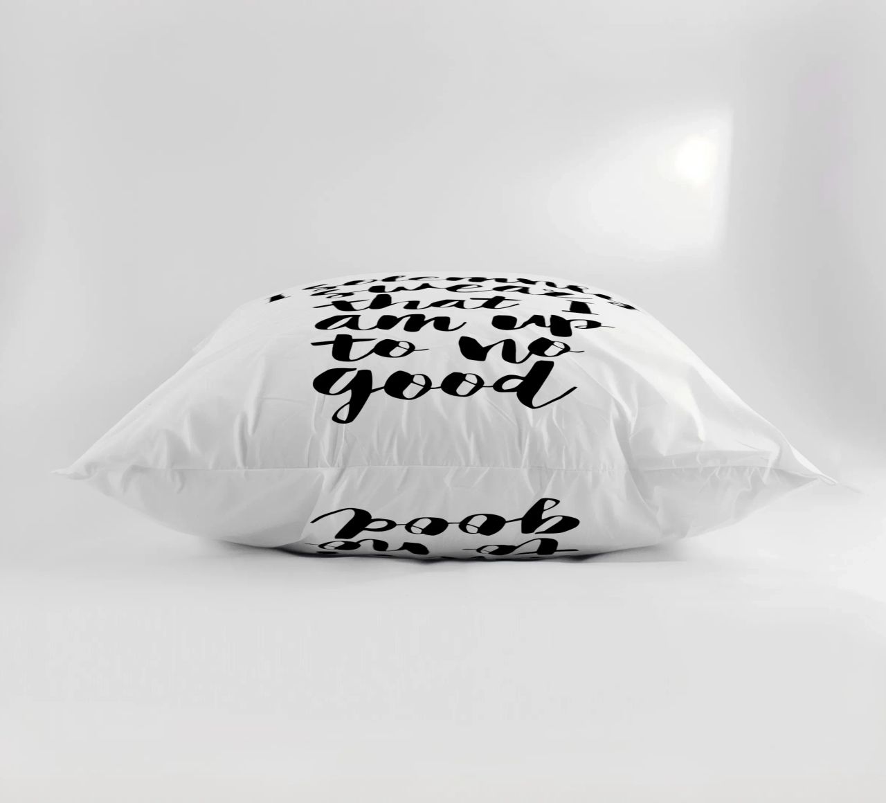 Giuro solennemente che non sto combinando nulla di buono Typography Design cuscino da THE MOTIVATED TYPE