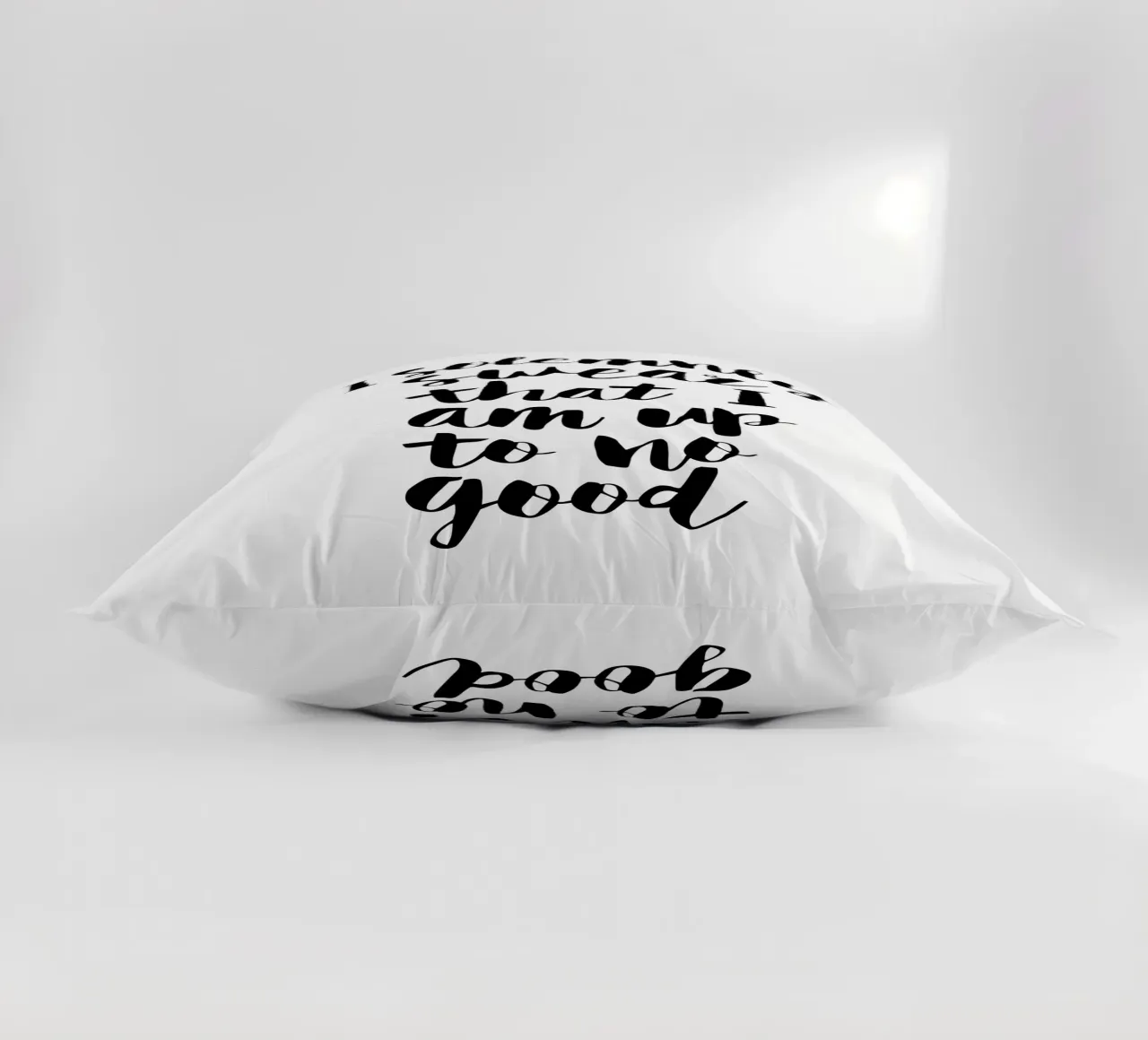 Ich schwöre feierlich, dass ich nichts Gutes im Schilde führe Typografie-Design Kissen von THE MOTIVATED TYPE