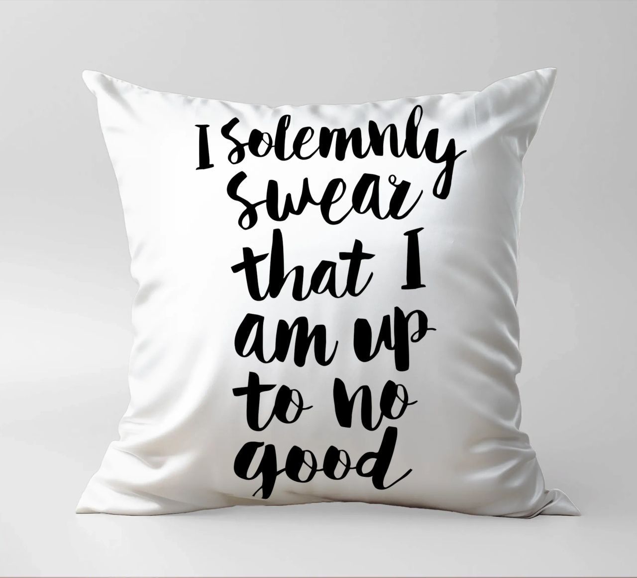 Giuro solennemente che non sto combinando nulla di buono Typography Design cuscino da THE MOTIVATED TYPE