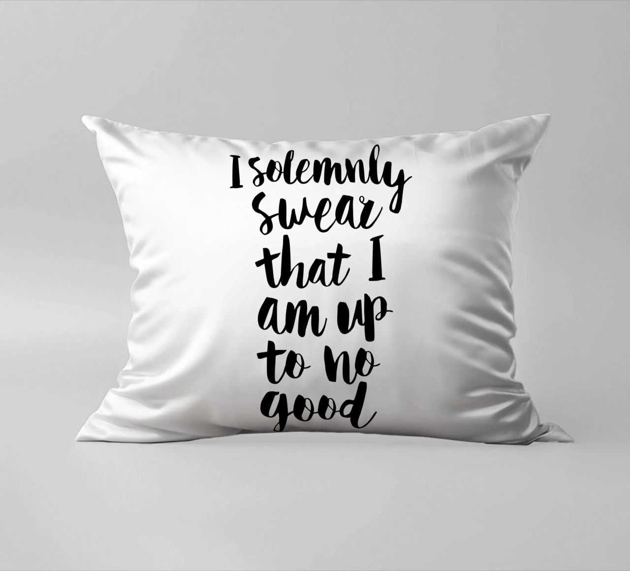Giuro solennemente che non sto combinando nulla di buono Typography Design cuscino da THE MOTIVATED TYPE