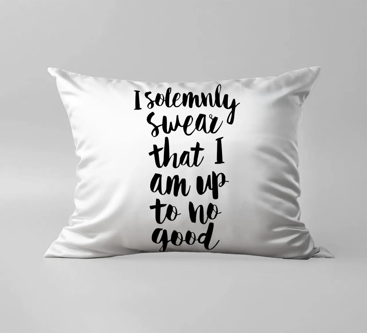Giuro solennemente che non sto combinando nulla di buono Typography Design cuscino da THE MOTIVATED TYPE