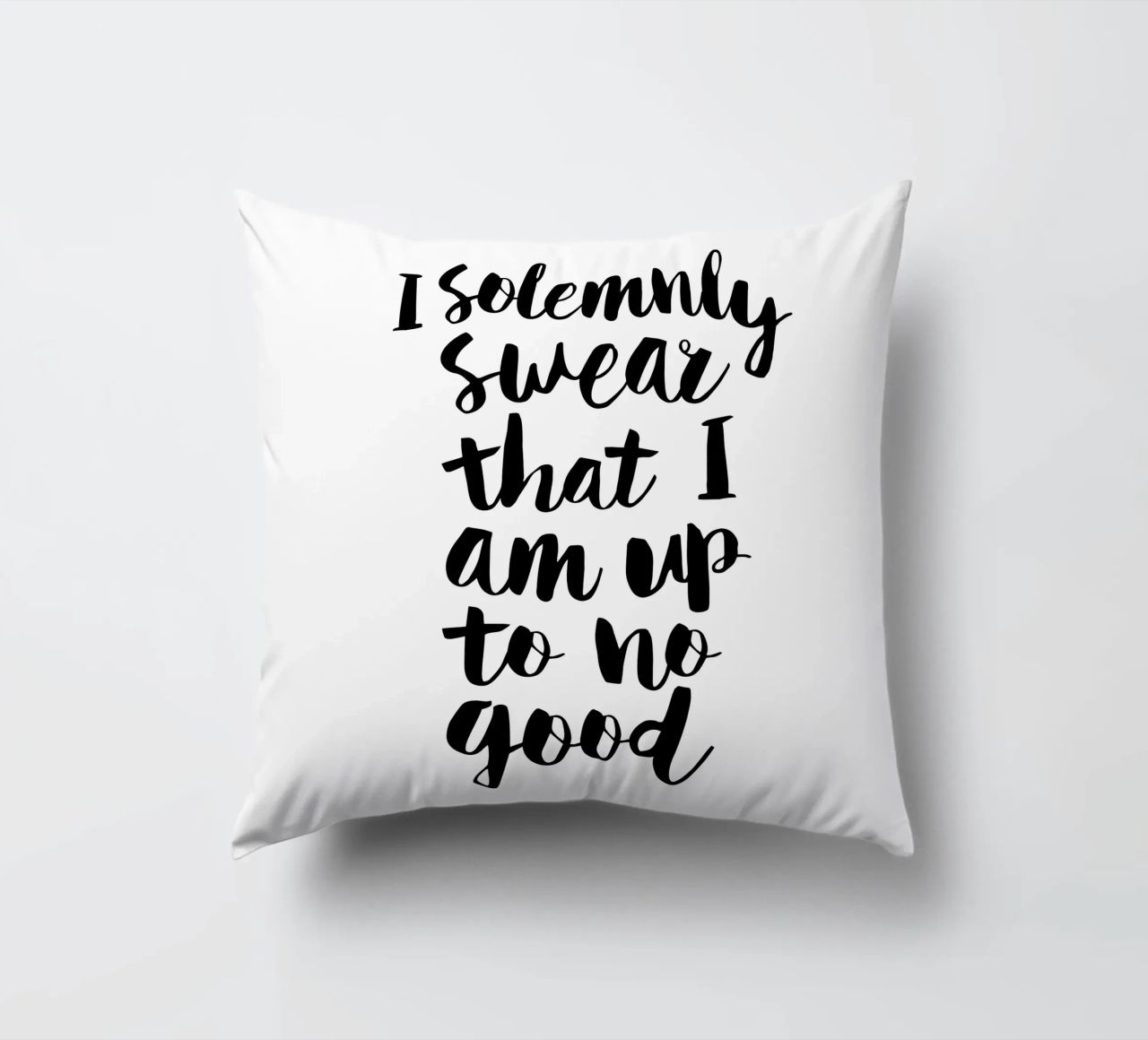 Giuro solennemente che non sto combinando nulla di buono Typography Design cuscino da THE MOTIVATED TYPE