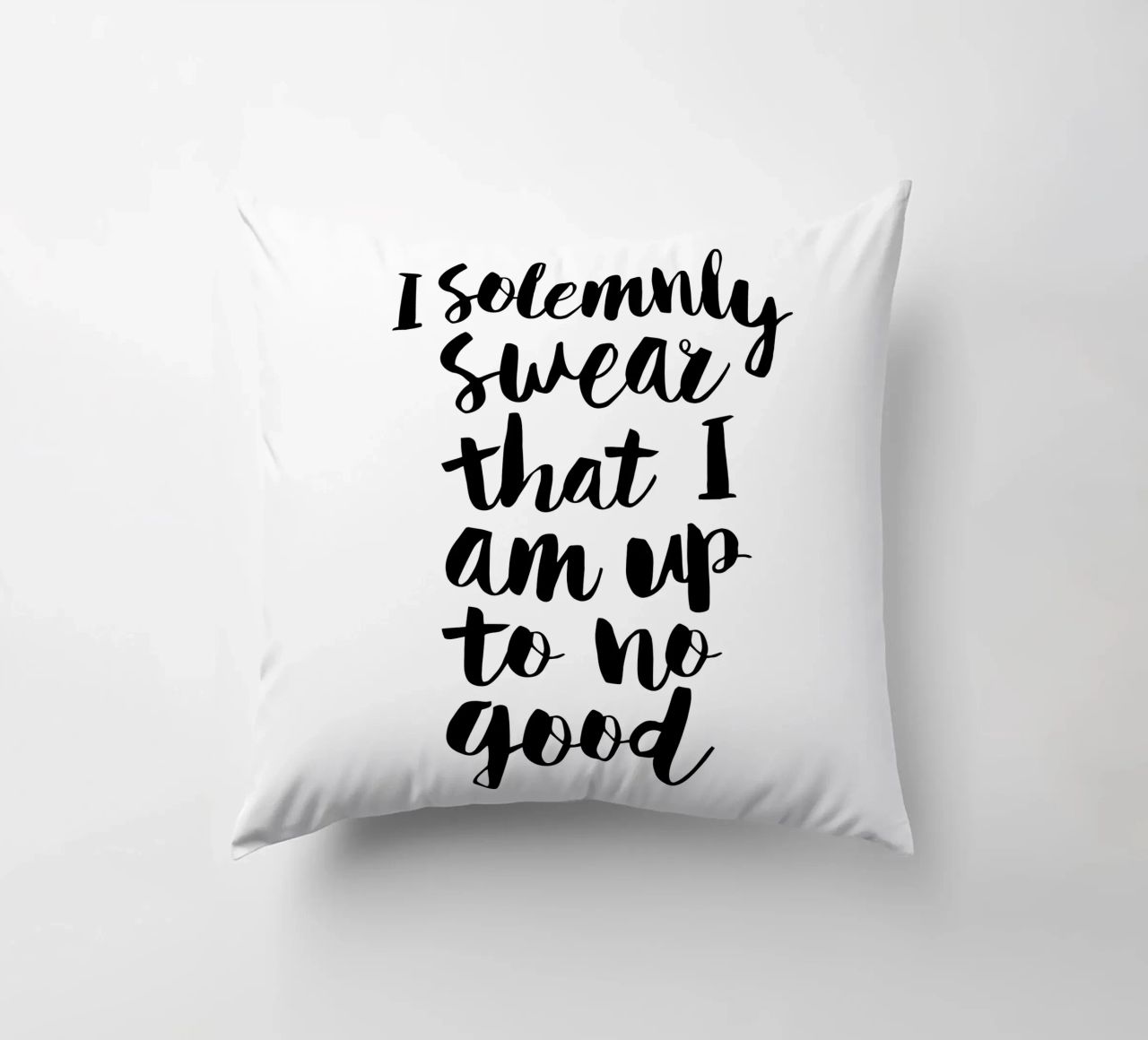 Giuro solennemente che non sto combinando nulla di buono Typography Design cuscino da THE MOTIVATED TYPE