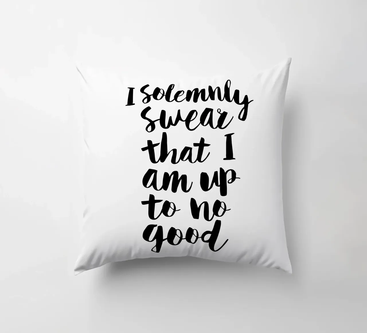 Giuro solennemente che non sto combinando nulla di buono Typography Design cuscino da THE MOTIVATED TYPE