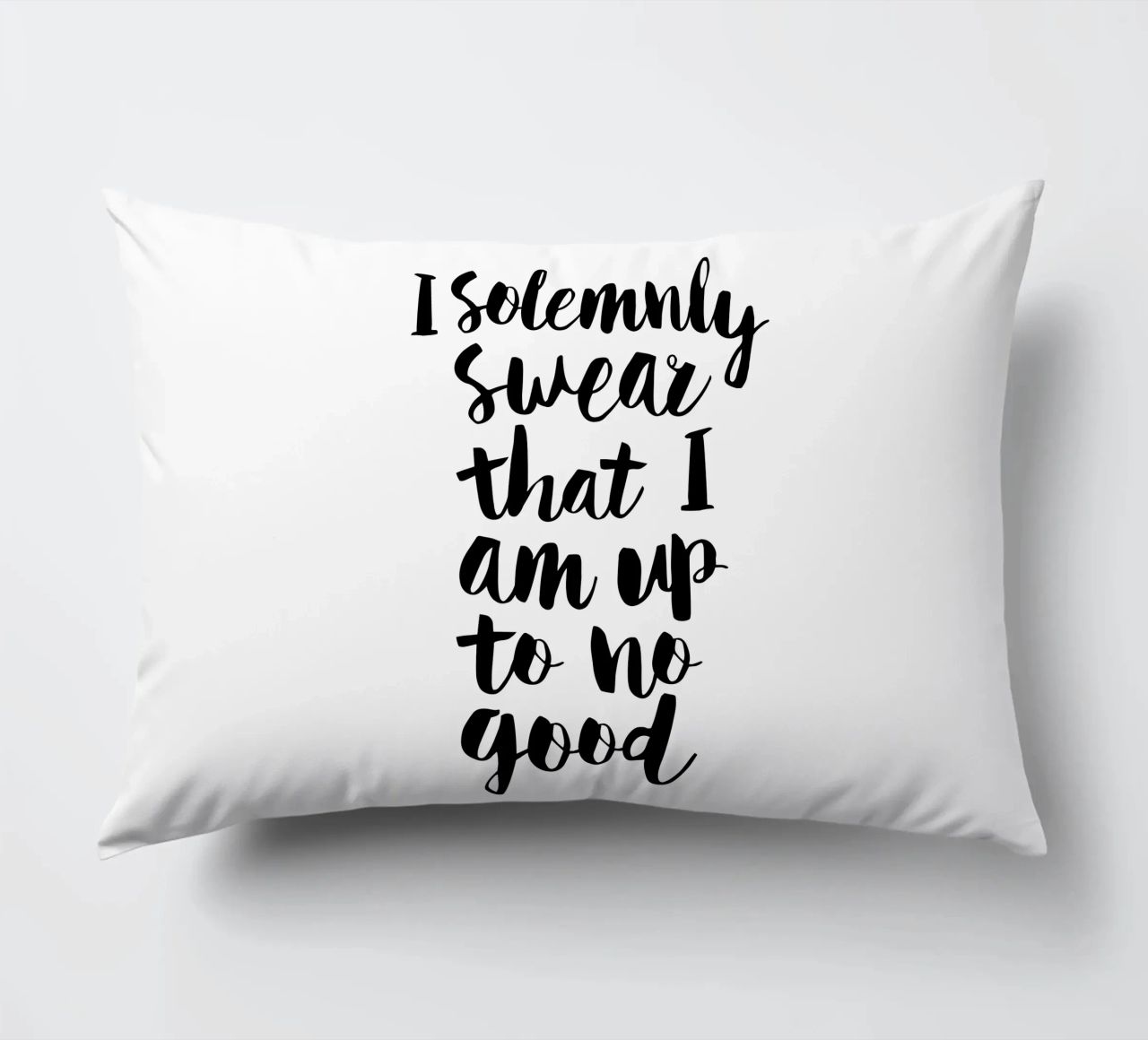 Giuro solennemente che non sto combinando nulla di buono Typography Design cuscino da THE MOTIVATED TYPE