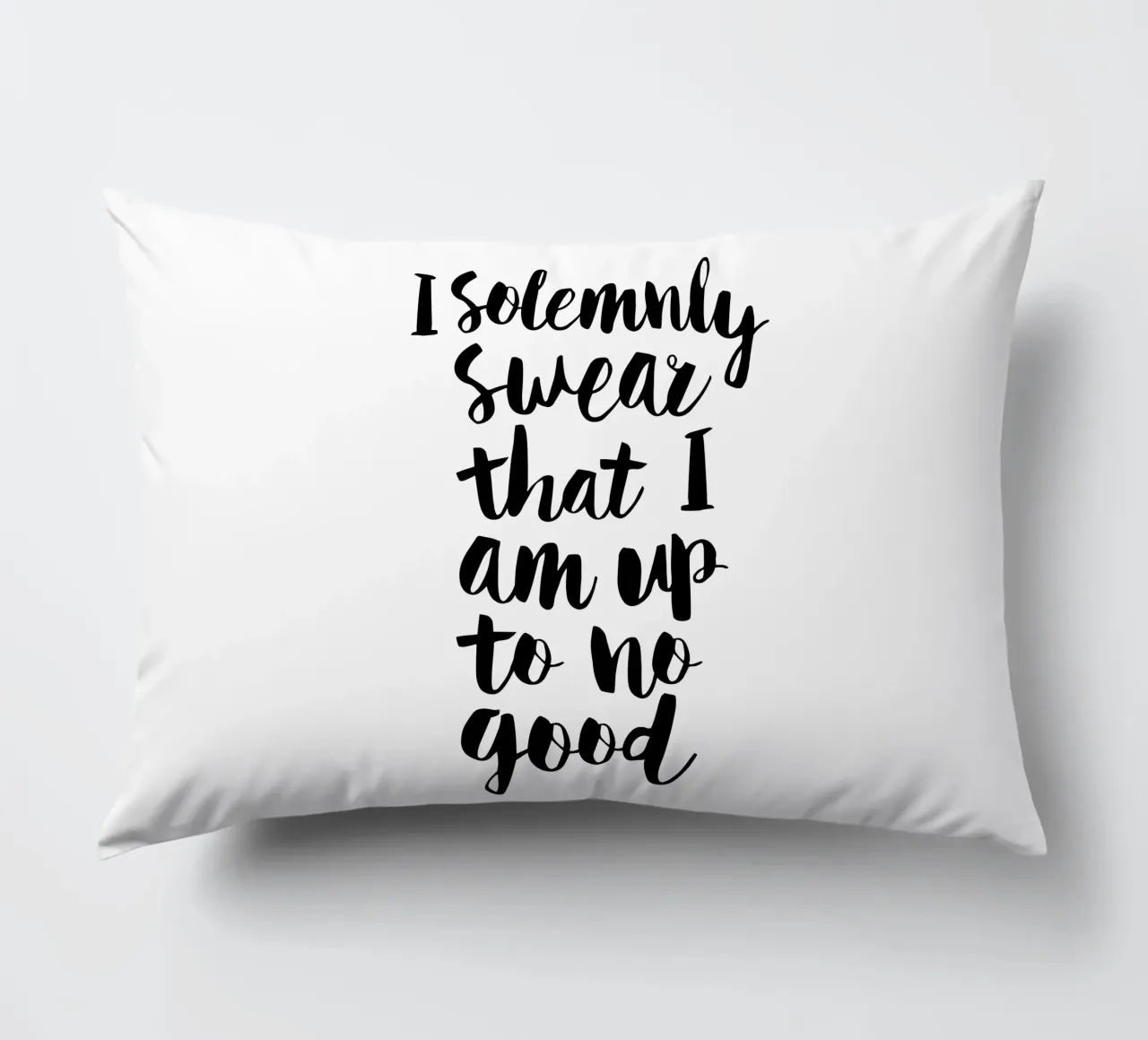 Ich schwöre feierlich, dass ich nichts Gutes im Schilde führe Typografie-Design Kissen von THE MOTIVATED TYPE