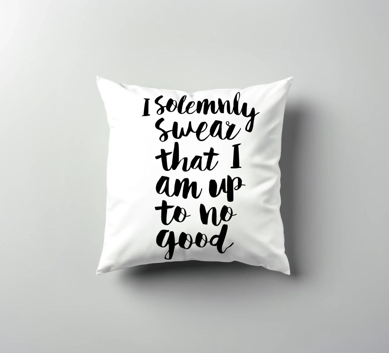 Giuro solennemente che non sto combinando nulla di buono Typography Design cuscino da THE MOTIVATED TYPE