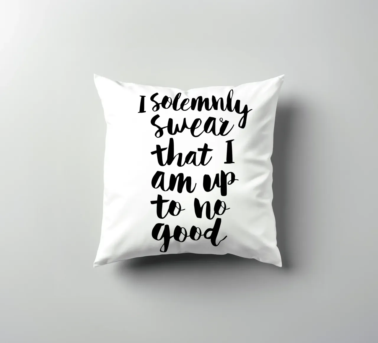 Giuro solennemente che non sto combinando nulla di buono Typography Design cuscino da THE MOTIVATED TYPE