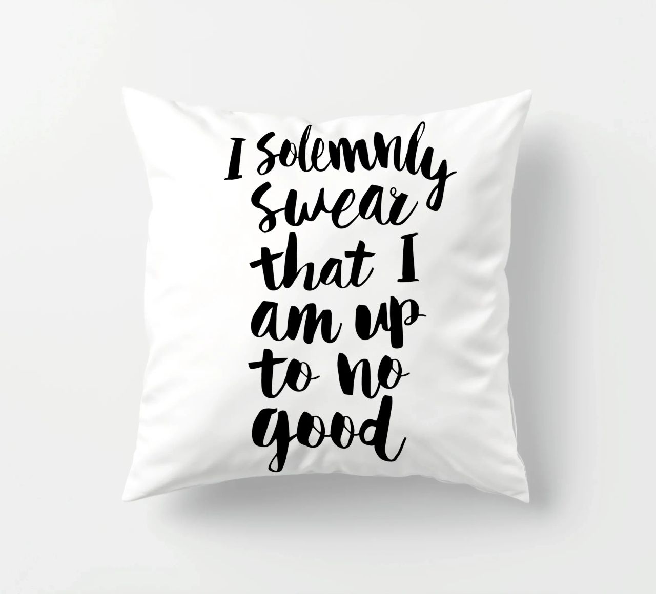Giuro solennemente che non sto combinando nulla di buono Typography Design cuscino da THE MOTIVATED TYPE