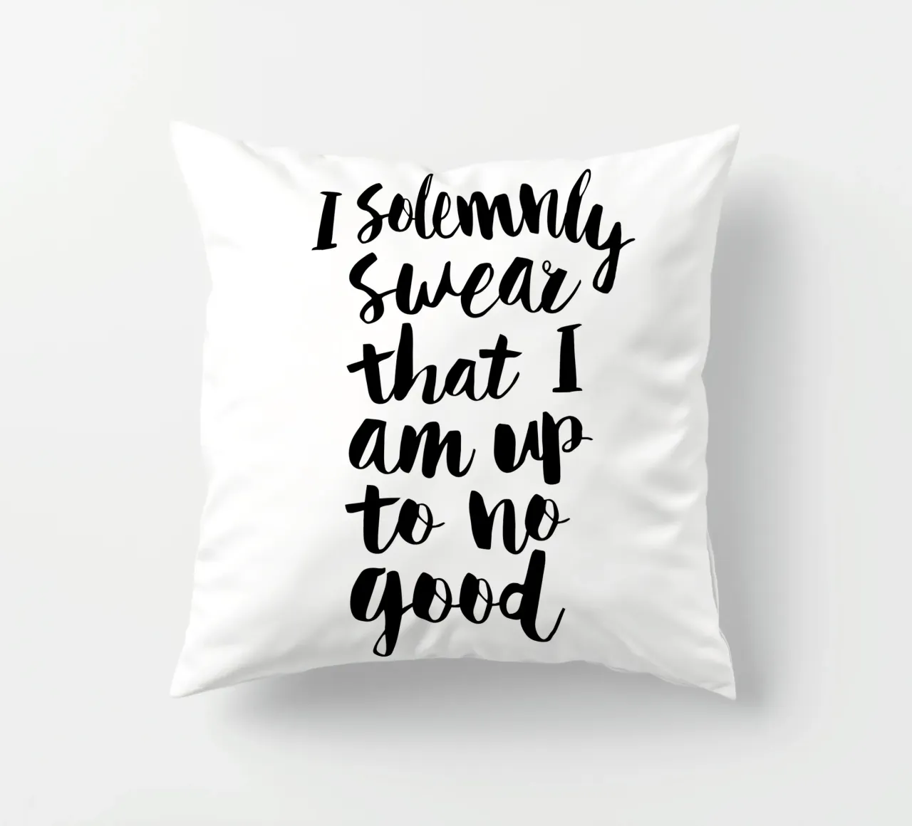 Giuro solennemente che non sto combinando nulla di buono Typography Design cuscino da THE MOTIVATED TYPE