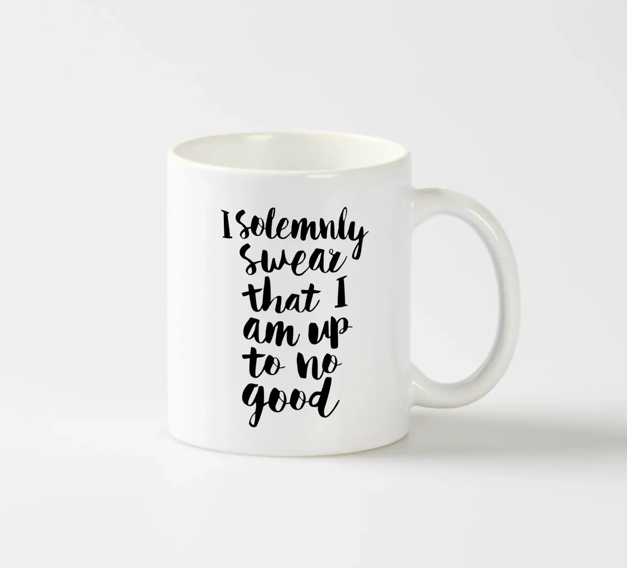 Ich schwöre feierlich, dass ich nichts Gutes im Schilde führe Typografie-Design Keramik Tasse von THE MOTIVATED TYPE