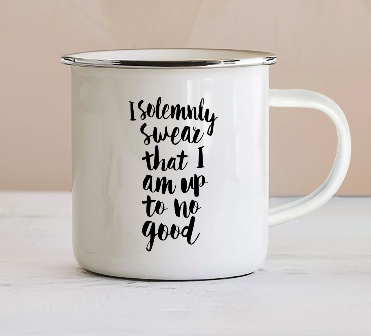 Giuro solennemente che non sto combinando nulla di buono Typography Design tazza in smalto da THE MOTIVATED TYPE