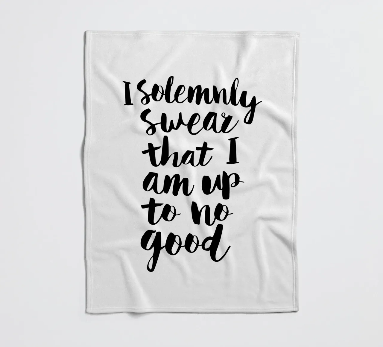 Ich schwöre feierlich, dass ich nichts Gutes im Schilde führe Typografie-Design Fleecedecke von THE MOTIVATED TYPE