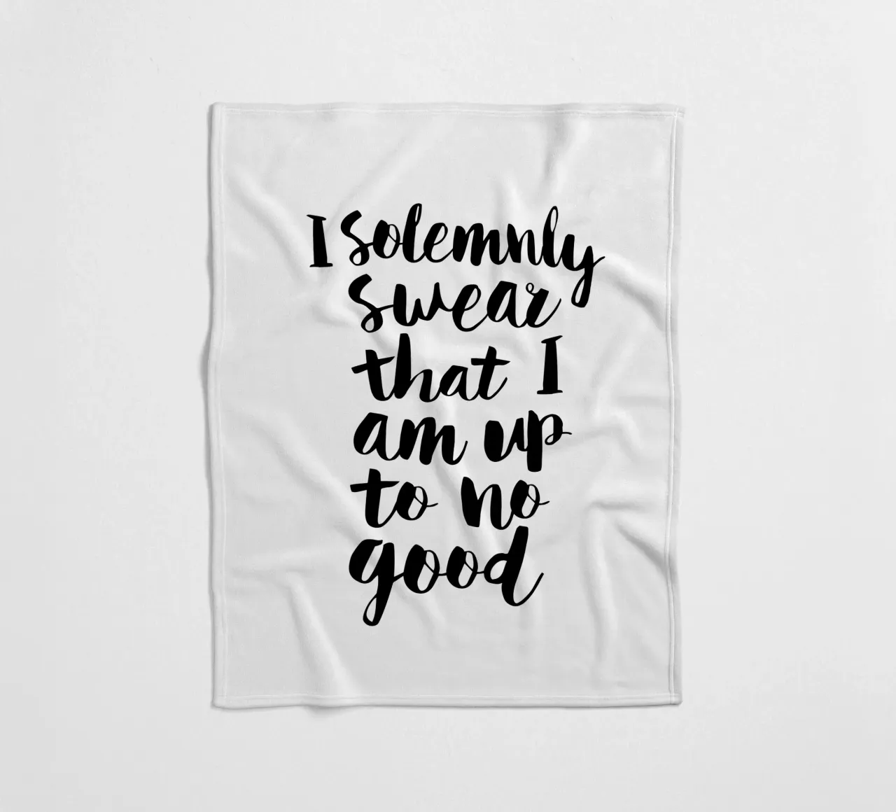 Ich schwöre feierlich, dass ich nichts Gutes im Schilde führe Typografie-Design Fleecedecke von THE MOTIVATED TYPE