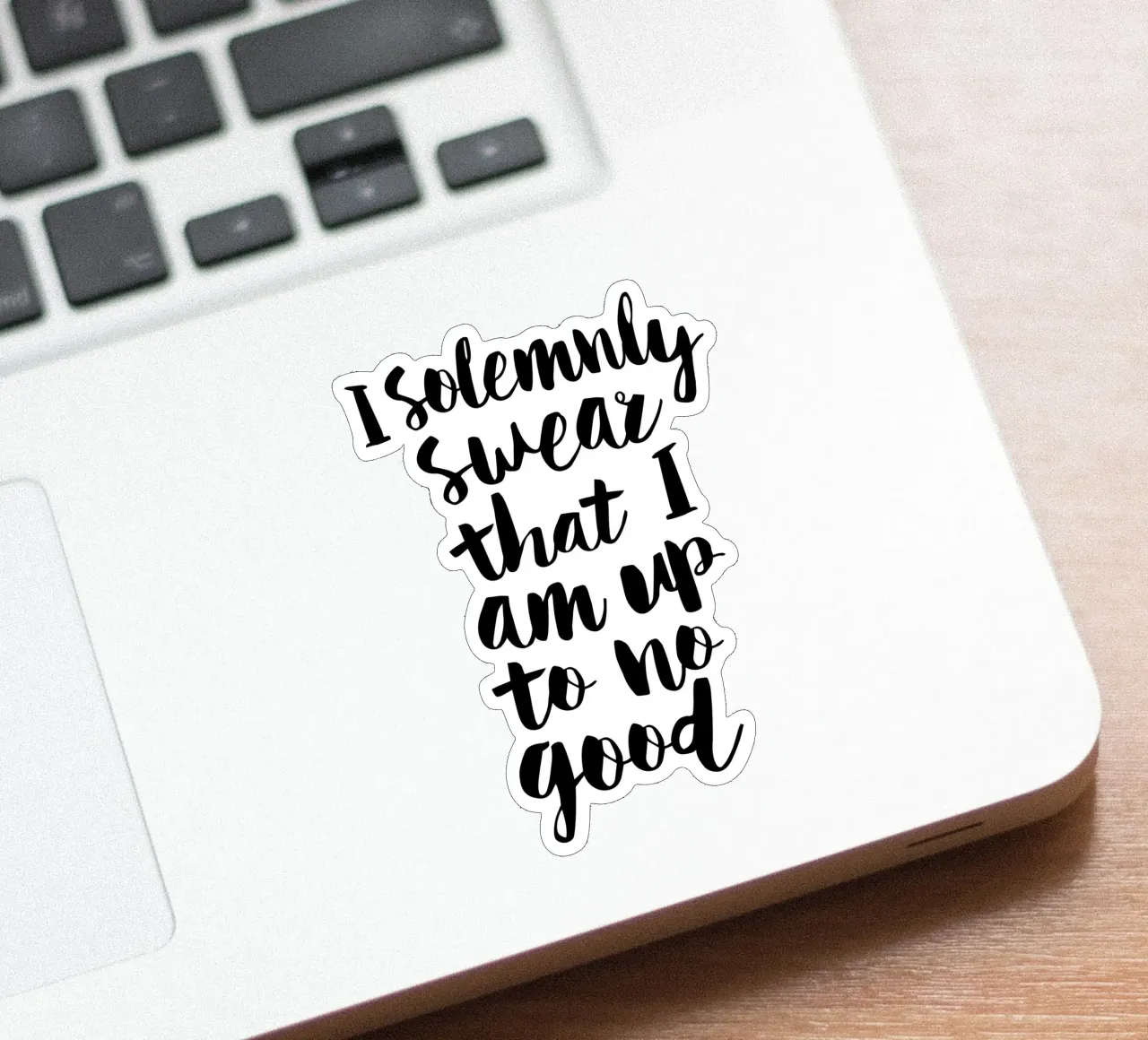 Giuro solennemente che non sto combinando nulla di buono Typography Design adesivo da THE MOTIVATED TYPE