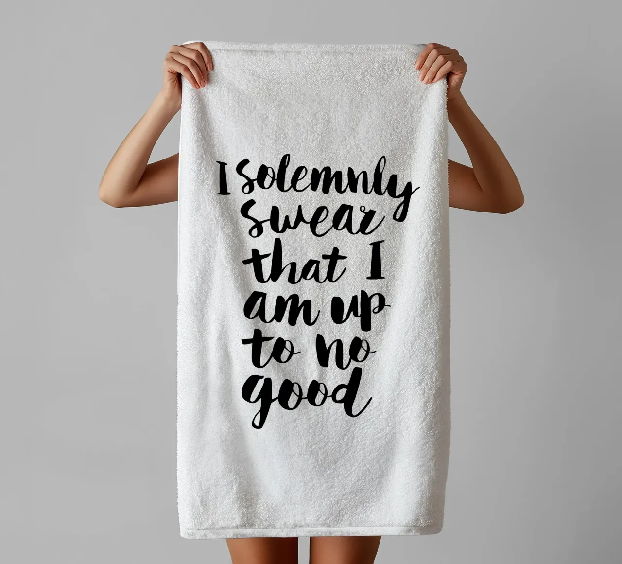 Giuro solennemente che non sto combinando nulla di buono Typography Design asciugamano da bagno da THE MOTIVATED TYPE