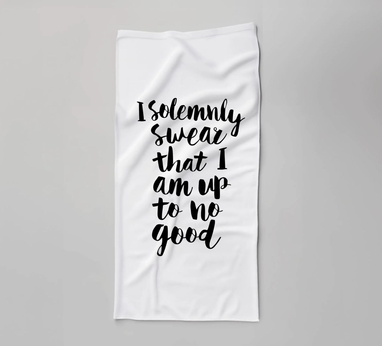 Giuro solennemente che non sto combinando nulla di buono Typography Design asciugamano da bagno da THE MOTIVATED TYPE