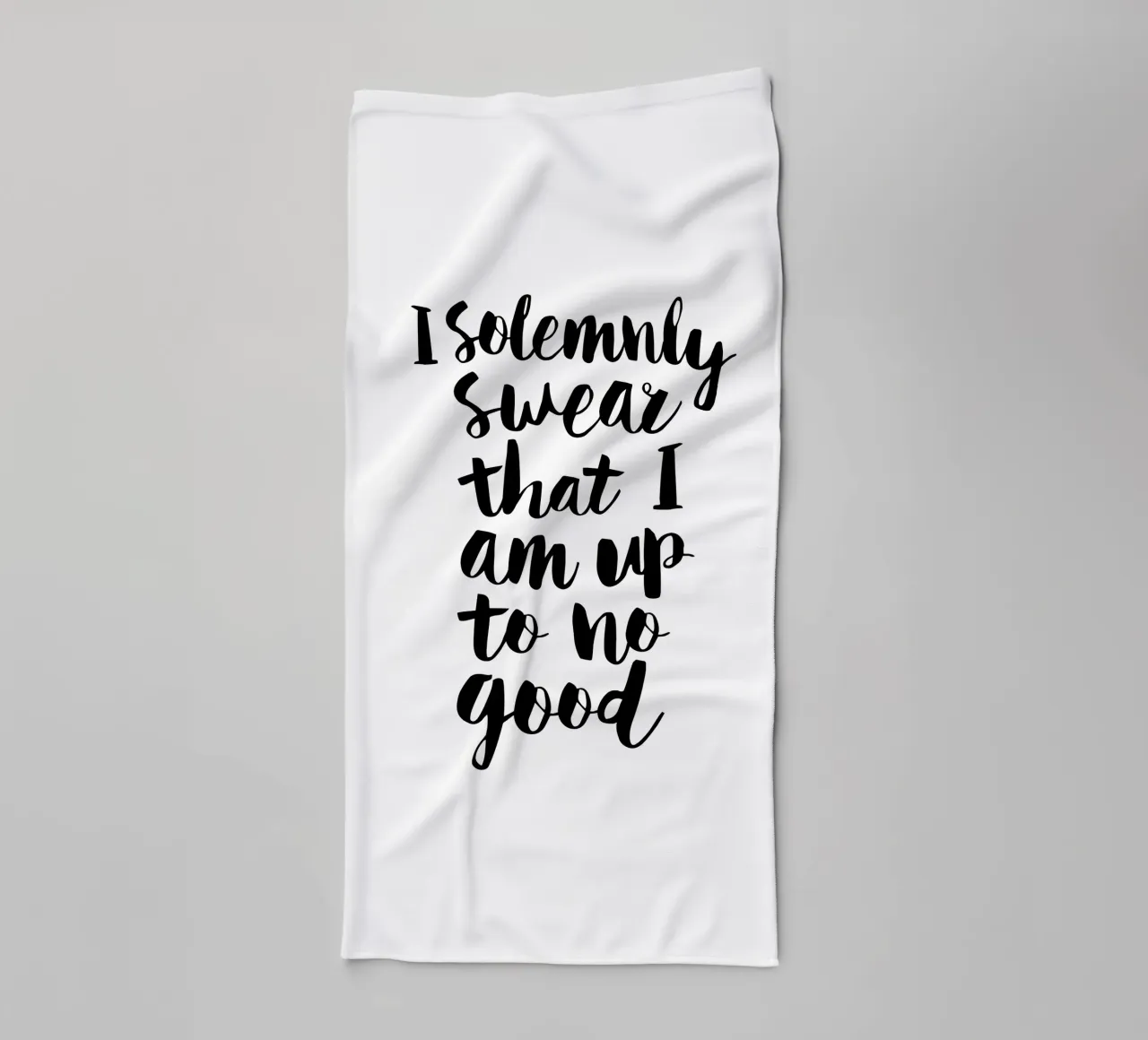 Ich schwöre feierlich, dass ich nichts Gutes im Schilde führe Typografie-Design Handtuch von THE MOTIVATED TYPE