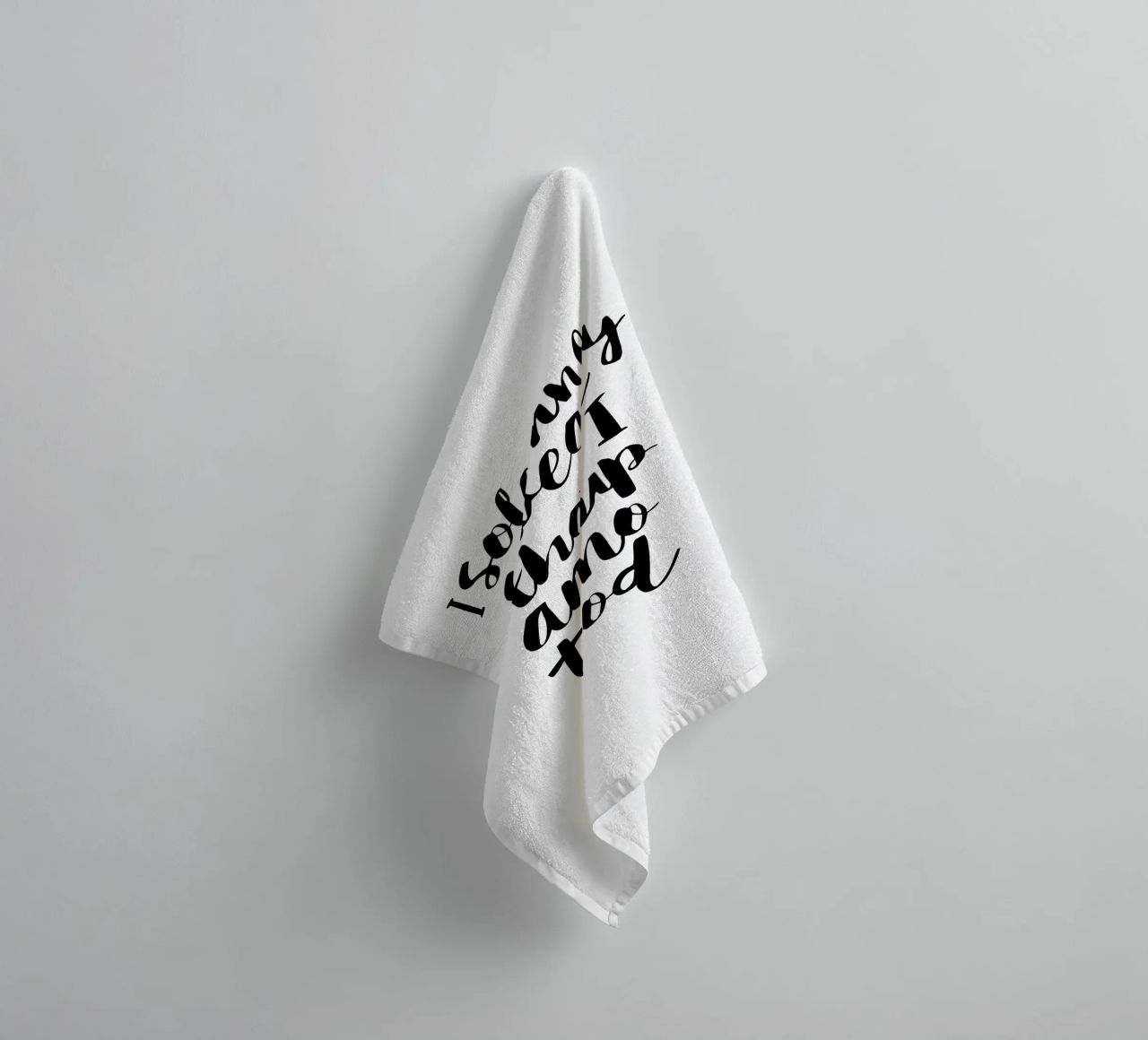 Giuro solennemente che non sto combinando nulla di buono Typography Design asciugamano da bagno da THE MOTIVATED TYPE