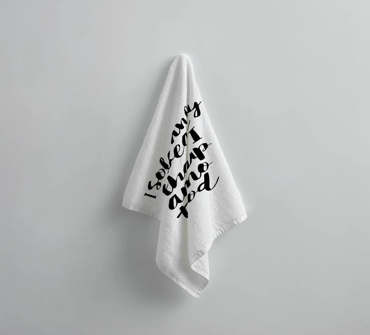 Giuro solennemente che non sto combinando nulla di buono Typography Design asciugamano da bagno da THE MOTIVATED TYPE