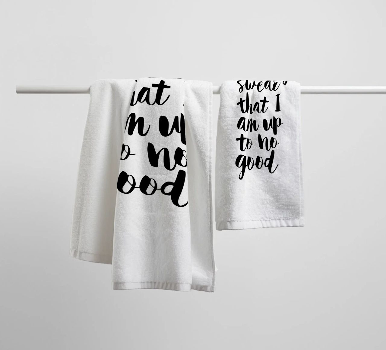 Giuro solennemente che non sto combinando nulla di buono Typography Design asciugamano da bagno da THE MOTIVATED TYPE