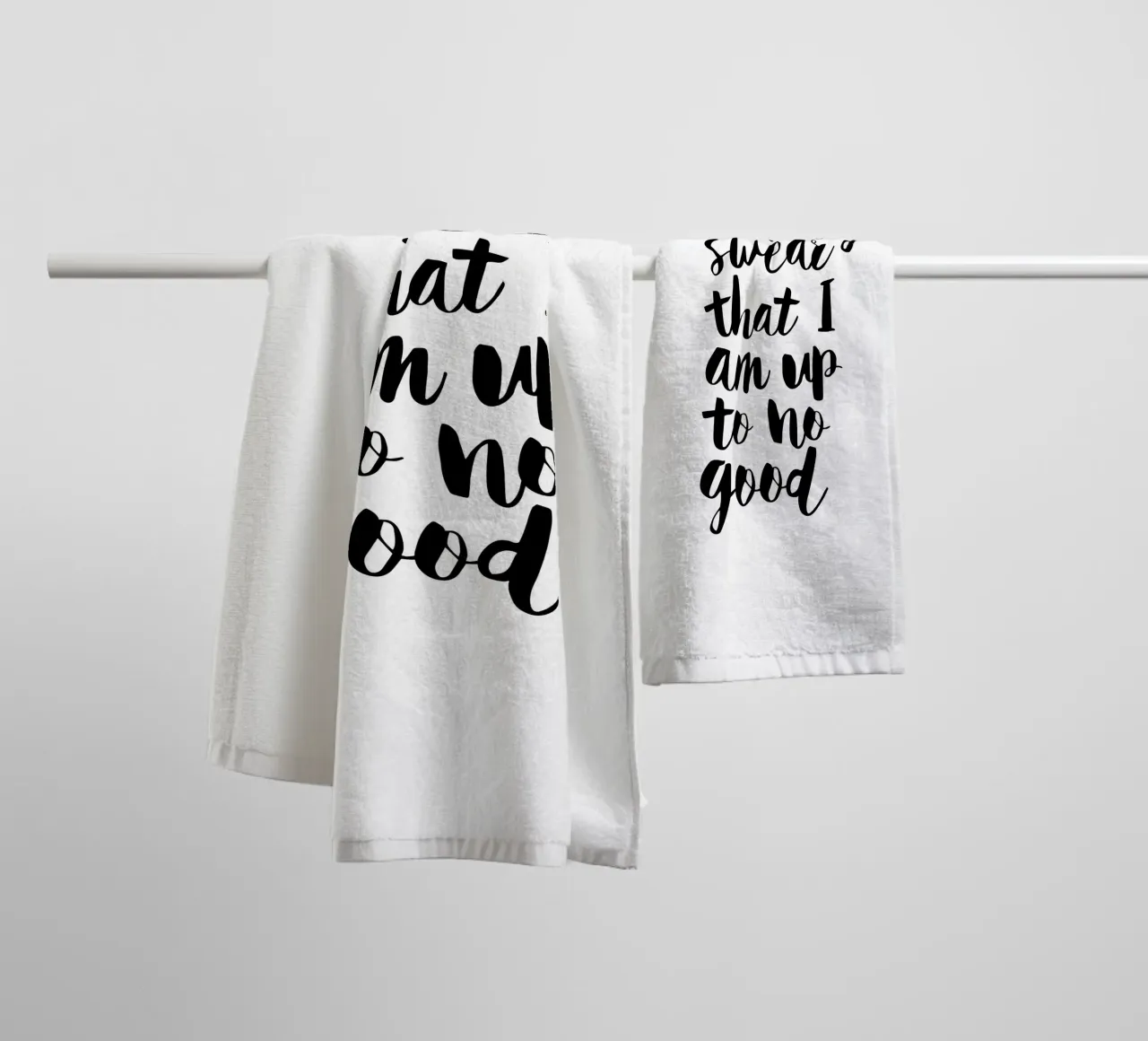 Giuro solennemente che non sto combinando nulla di buono Typography Design asciugamano da bagno da THE MOTIVATED TYPE