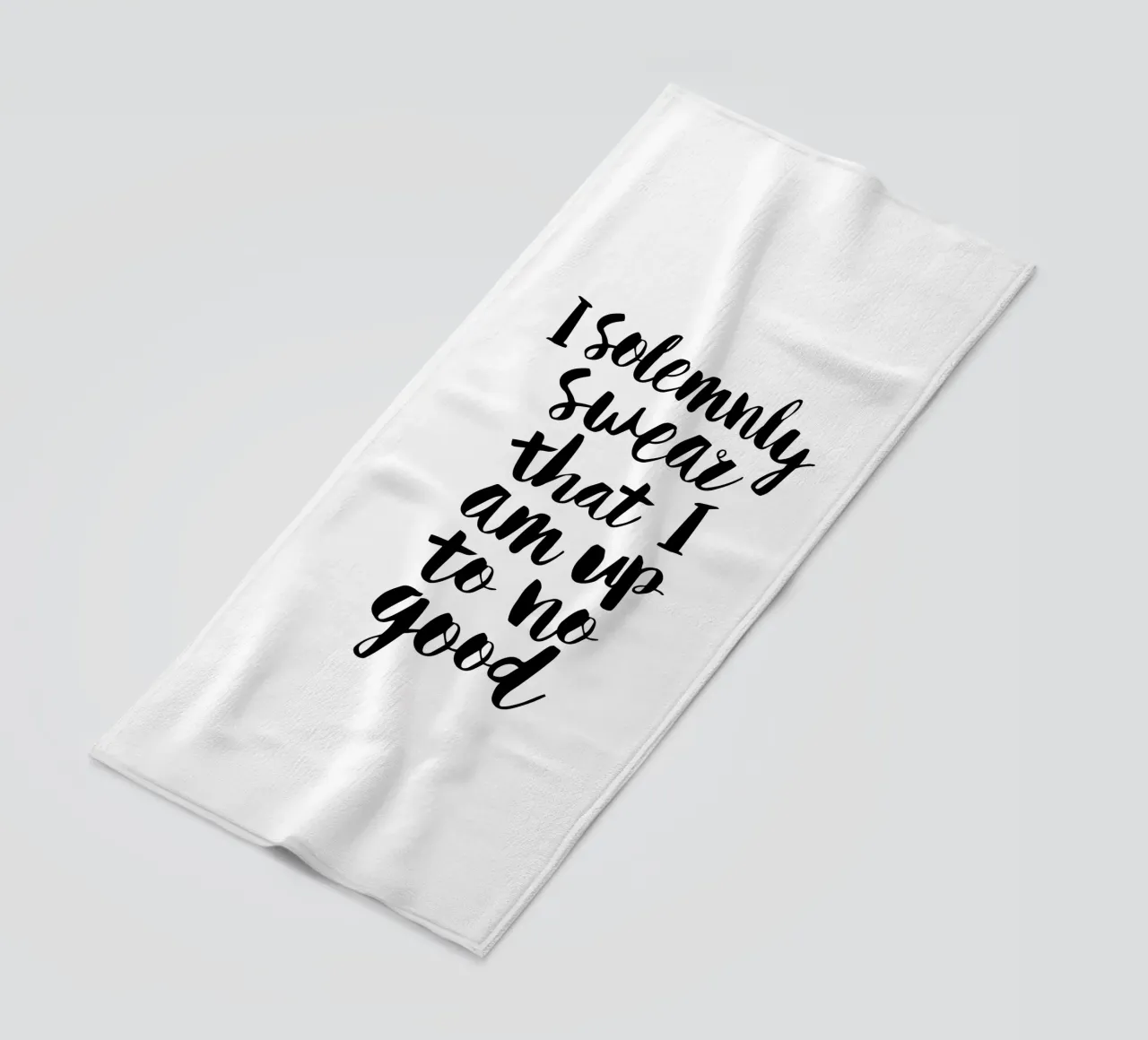 Ich schwöre feierlich, dass ich nichts Gutes im Schilde führe Typografie-Design Strandtuch von THE MOTIVATED TYPE