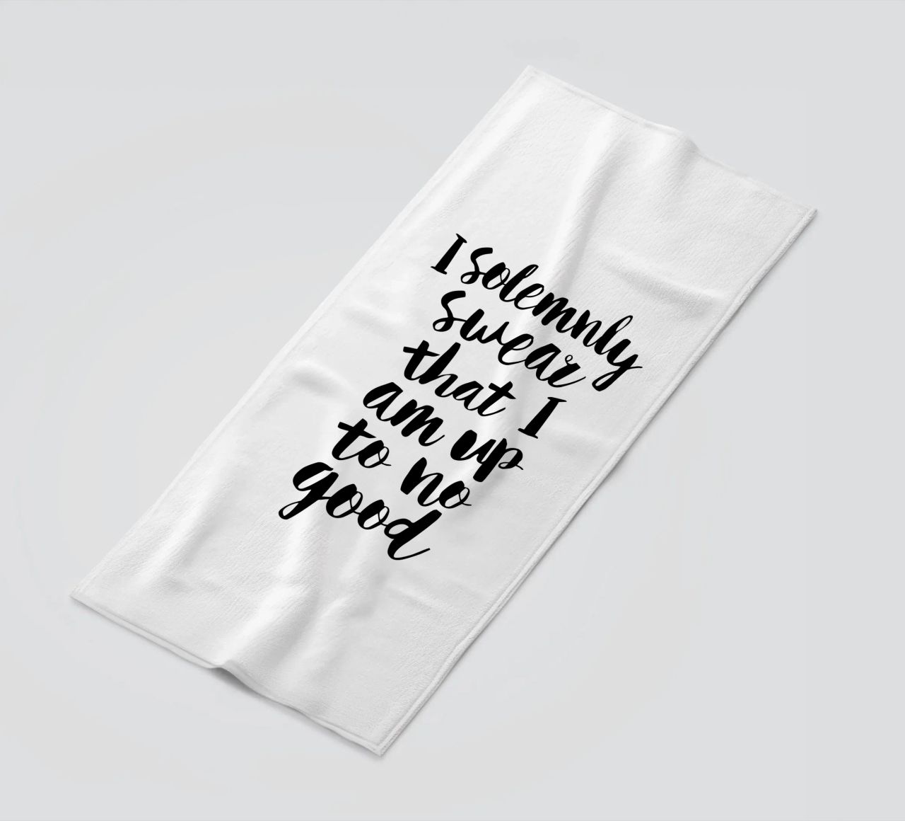 Giuro solennemente che non sto combinando nulla di buono Typography Design telo mare da THE MOTIVATED TYPE
