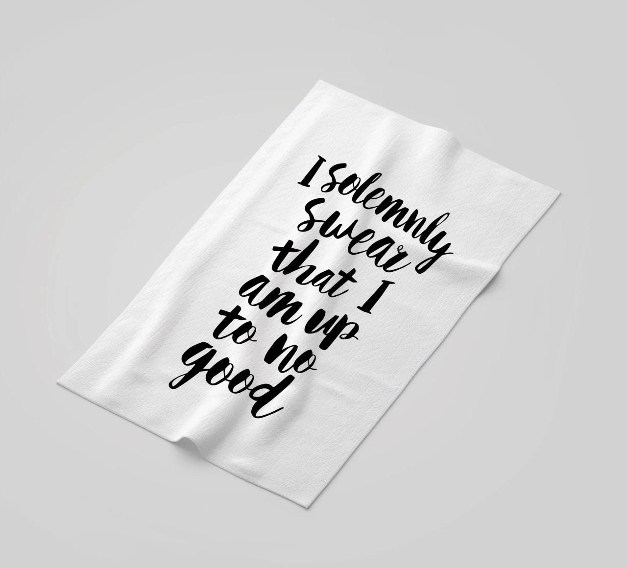 Giuro solennemente che non sto combinando nulla di buono Typography Design telo mare da THE MOTIVATED TYPE