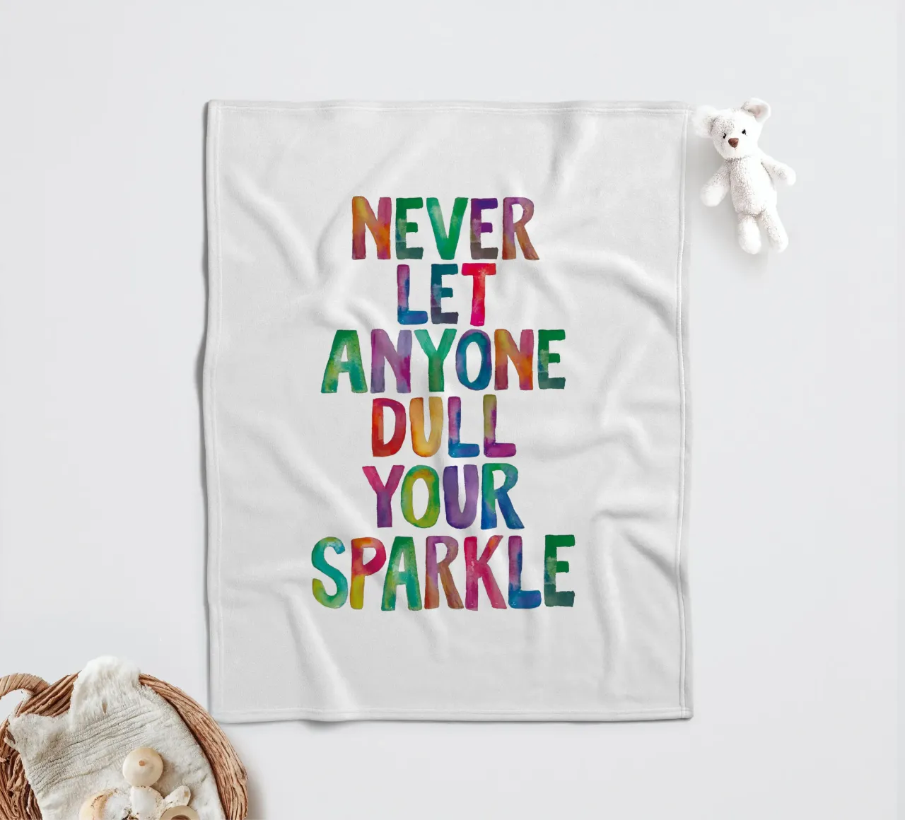 Non lasciare mai che qualcuno spenga il tuo splendore Rainbow Typography Design coperta in pile da THE MOTIVATED TYPE
