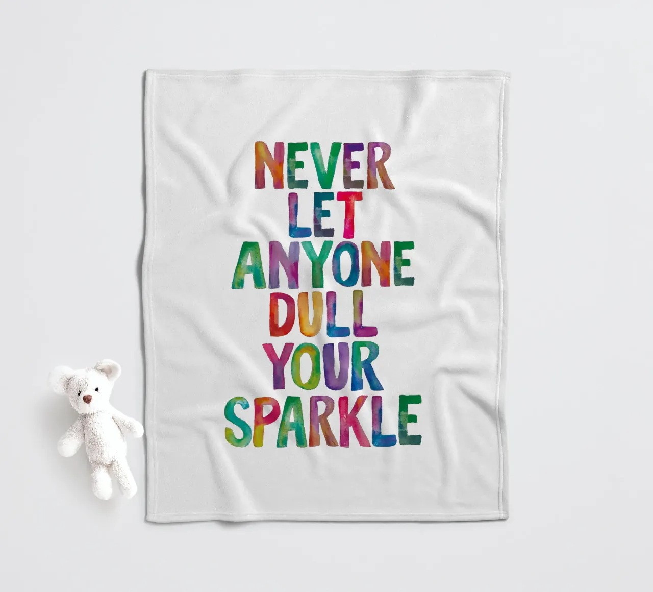 Non lasciare mai che qualcuno spenga il tuo splendore Rainbow Typography Design coperta in pile da THE MOTIVATED TYPE