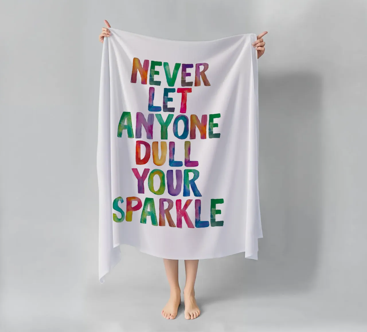 Lass niemanden dein Funkeln trüben Regenbogen-Typografie-Design Strandtuch von THE MOTIVATED TYPE