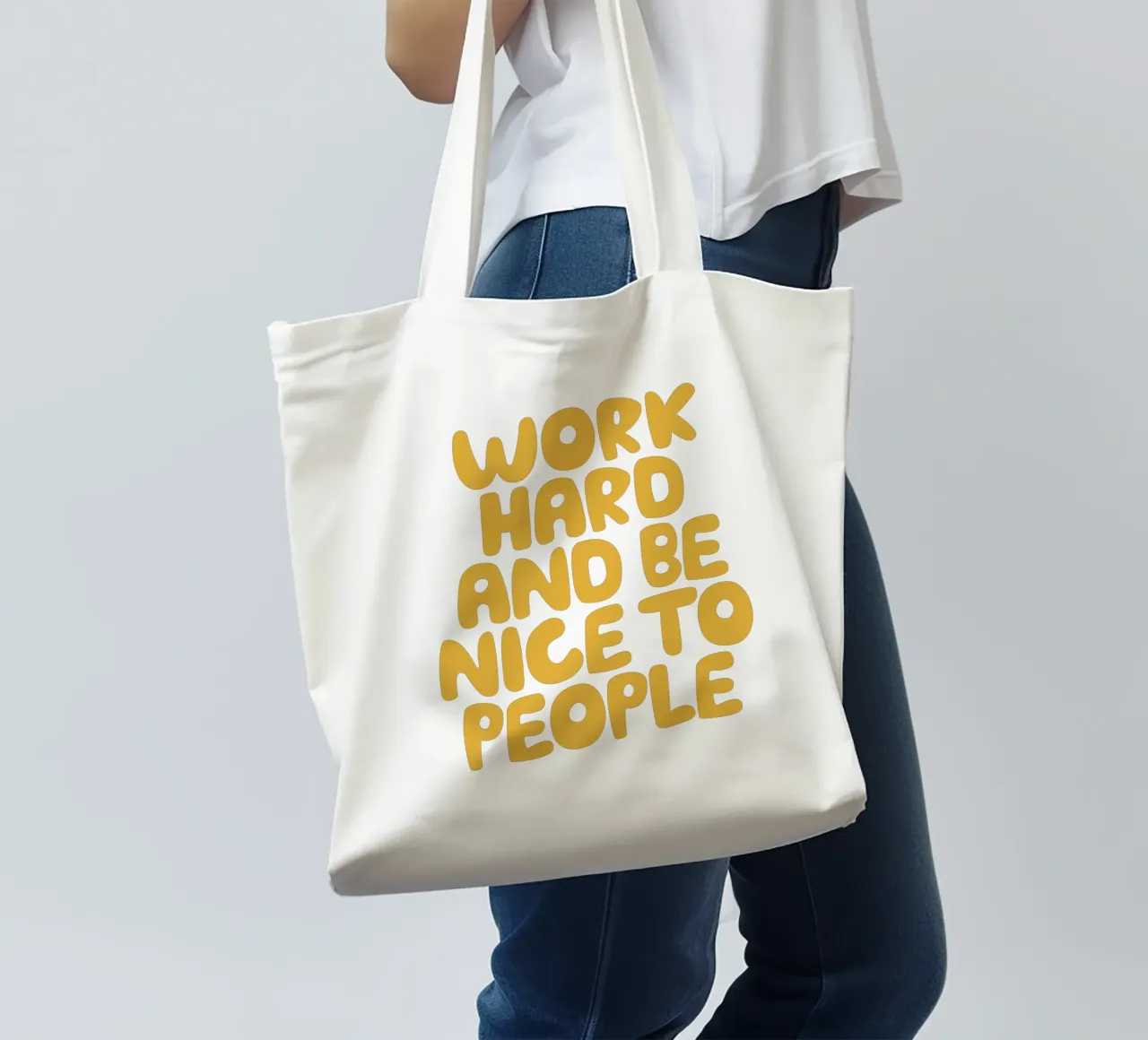 Travailler dur et être gentil avec les gens Jaune Typographie Design tote bag de THE MOTIVATED TYPE
