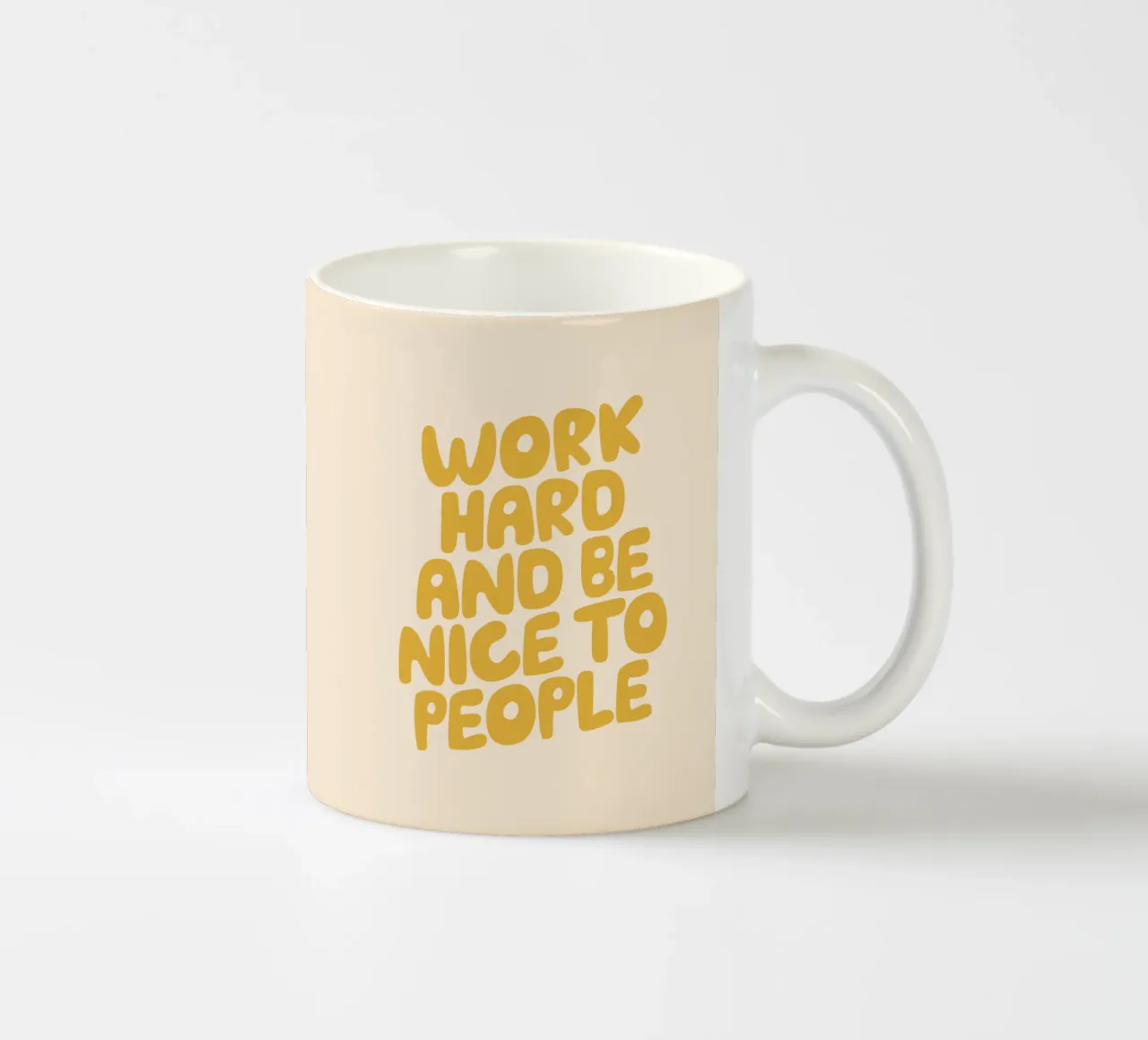 Lavorare sodo ed essere gentili con le persone Giallo Tipografia Design tazza in ceramica da THE MOTIVATED TYPE