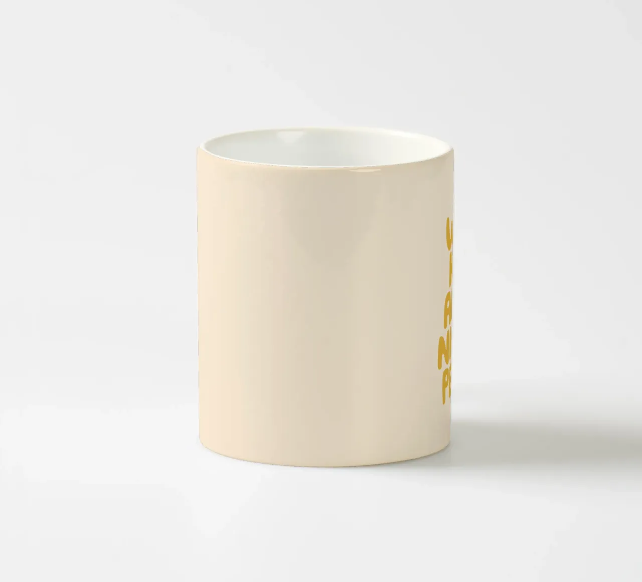 Lavorare sodo ed essere gentili con le persone Giallo Tipografia Design tazza in ceramica da THE MOTIVATED TYPE