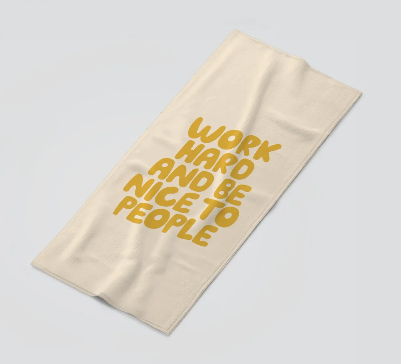 Travailler dur et être gentil avec les gens Jaune Typographie Design serviette de plage de THE MOTIVATED TYPE