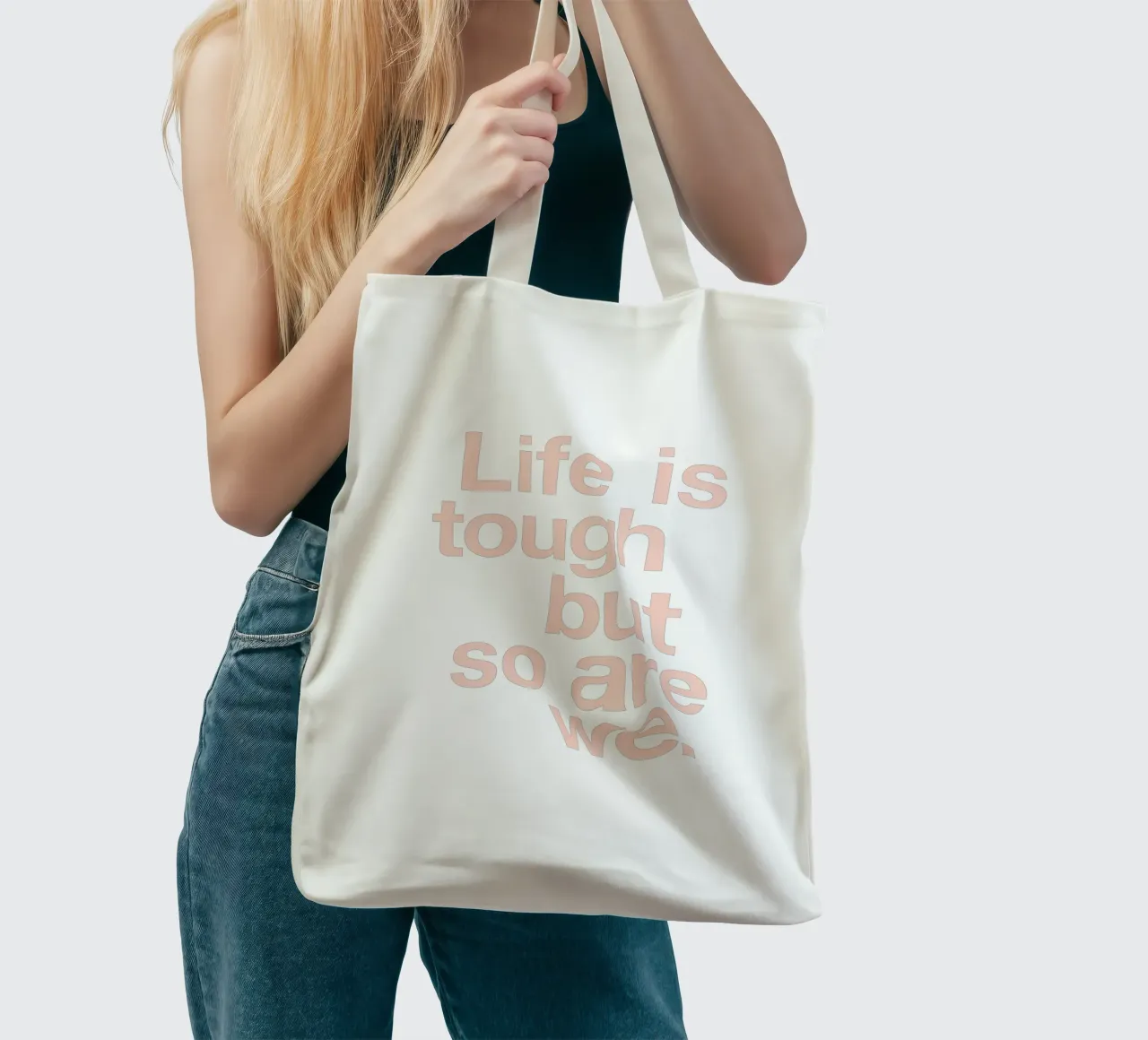 La vita è dura, ma lo siamo anche noi Design tipografico in rosa e verde borsa in juta da THE MOTIVATED TYPE