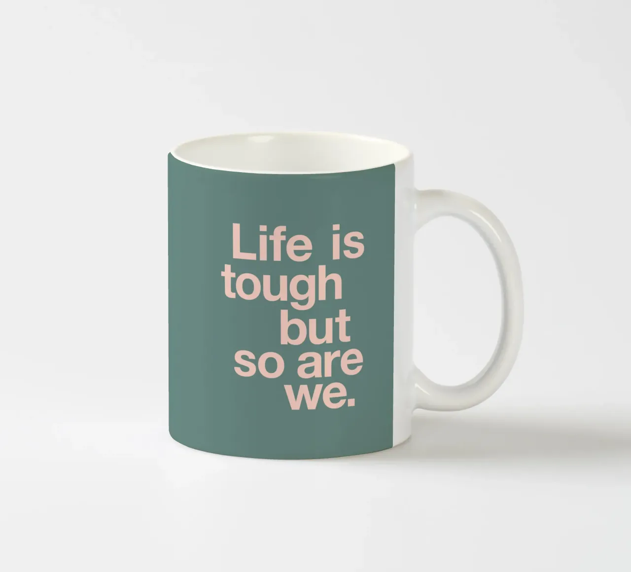 La vita è dura, ma lo siamo anche noi Design tipografico in rosa e verde tazza in ceramica da THE MOTIVATED TYPE