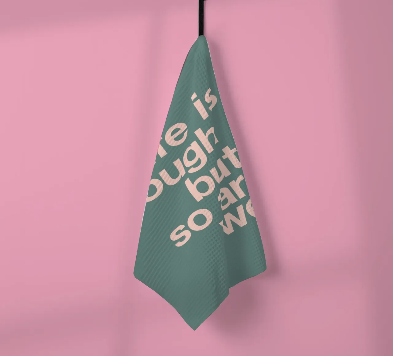 La vie est dure mais nous le sommes aussi Typographie Design en Rose Vert torchon de THE MOTIVATED TYPE