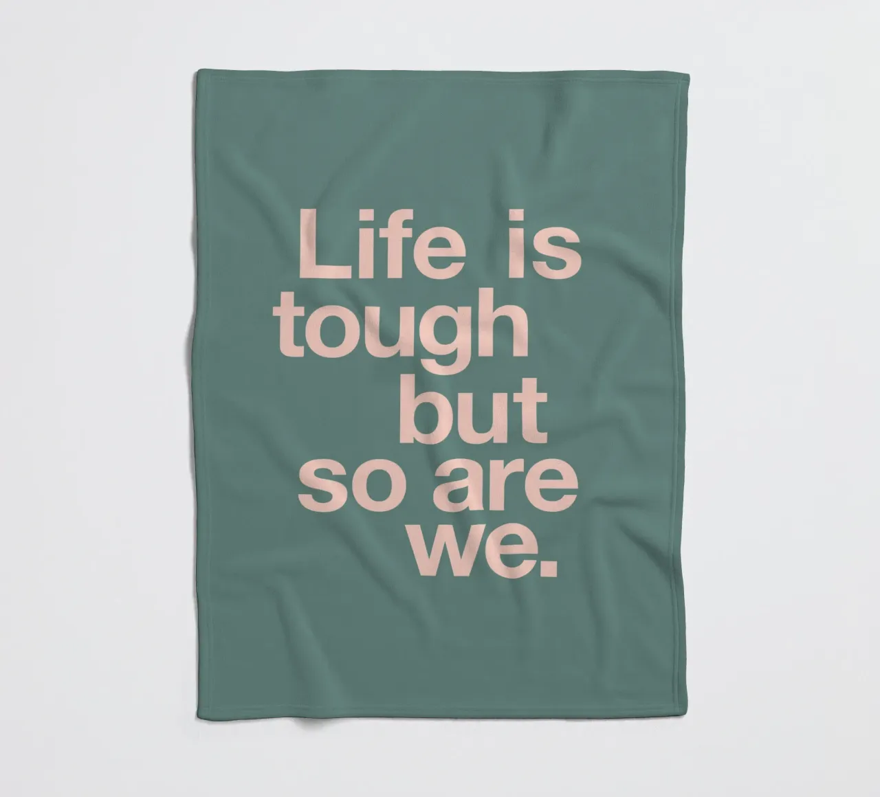 La vita è dura, ma lo siamo anche noi Design tipografico in rosa e verde coperta in pile da THE MOTIVATED TYPE